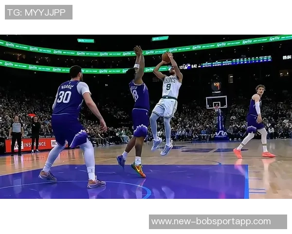 德里克怀特错失关键三分表现不佳全场21投仅7中并送出4次失误